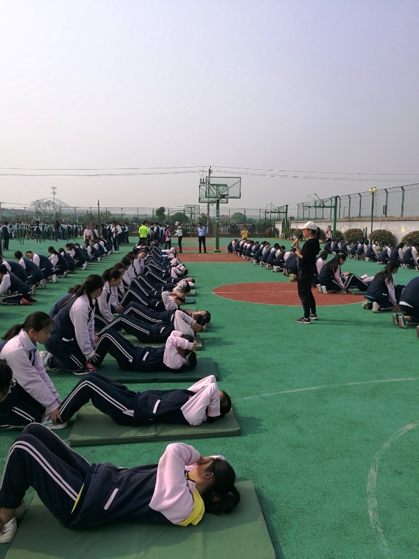 庄市逸夫学校七八年级举行引体向上和仰卧起坐比赛