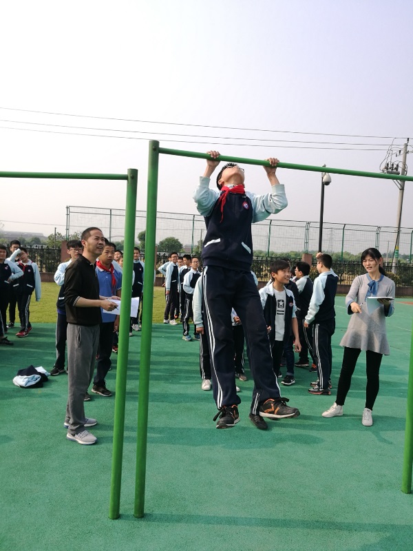 庄市逸夫学校七八年级举行引体向上和仰卧起坐比赛