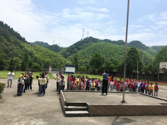 逃生演练防未然裴源小学地震逃生演练