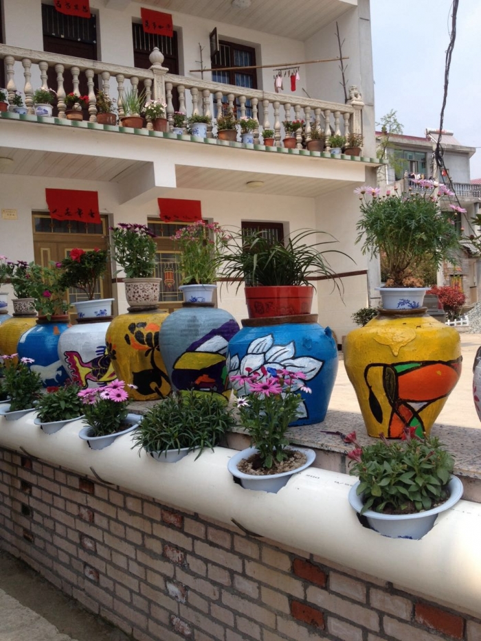 特色陶罐扮靓美丽乡村