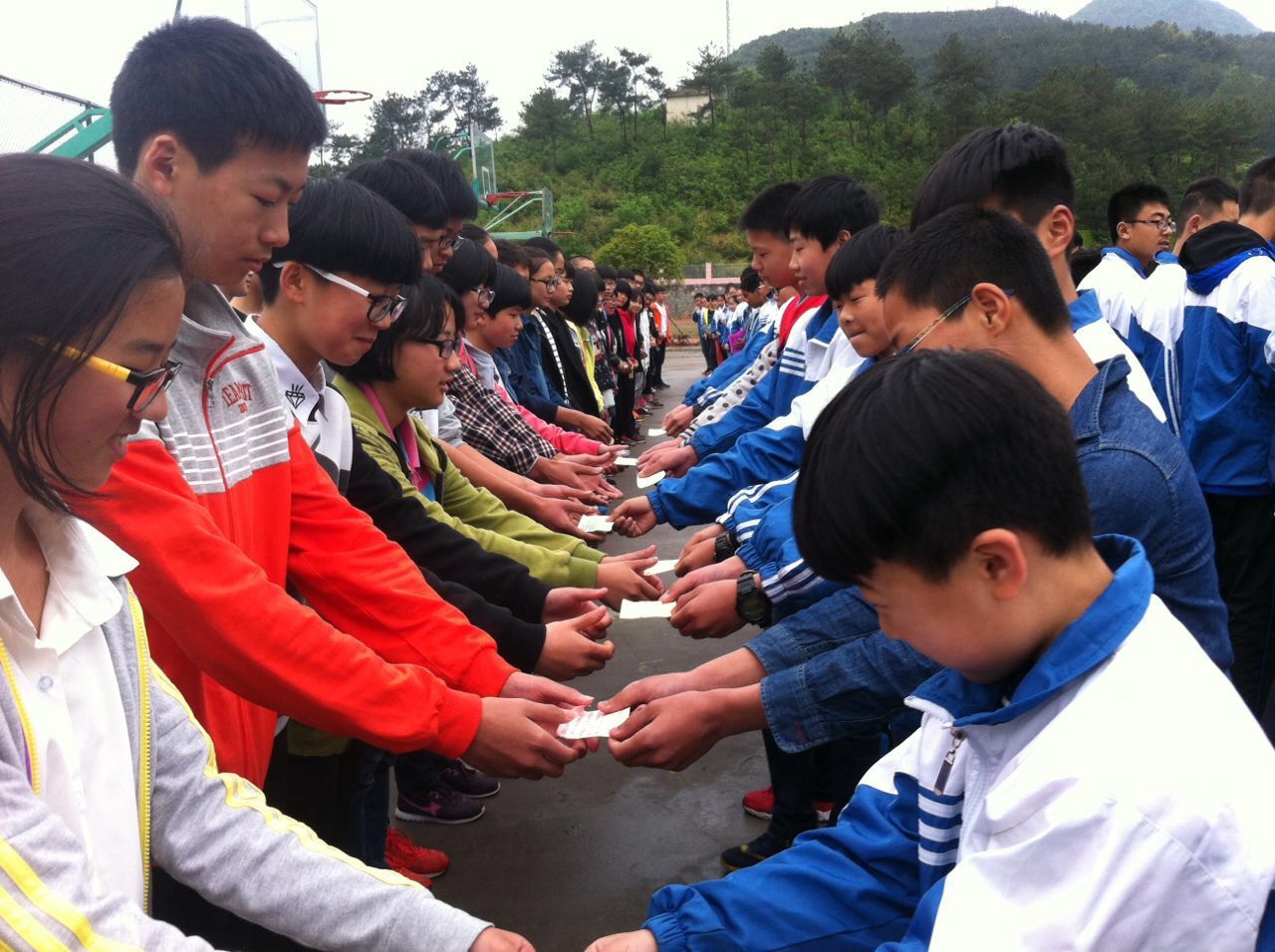 堂头中学举行手拉手送祝福我为学长来加油活动