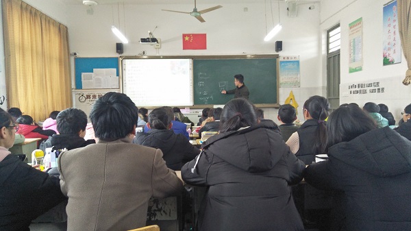 黄宅初中抓好推门听课向课堂教学要质量