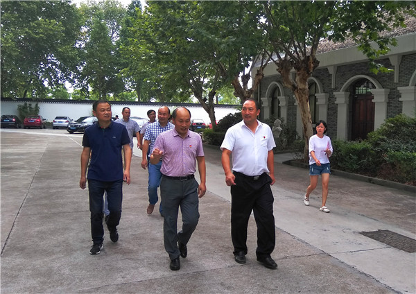 县领导镇领导走访慰问中山中学