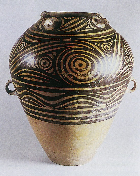 彩陶大瓮的花纹是在黑线中套以红色,构成许多旋转的圆涡,圆涡之下加两