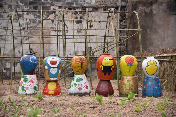 彩绘酒坛,扮靓爱心菜园