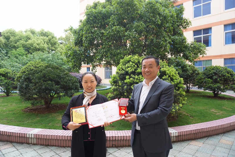 实验中学张向英喜获第十届全国中小学外语教师园丁奖