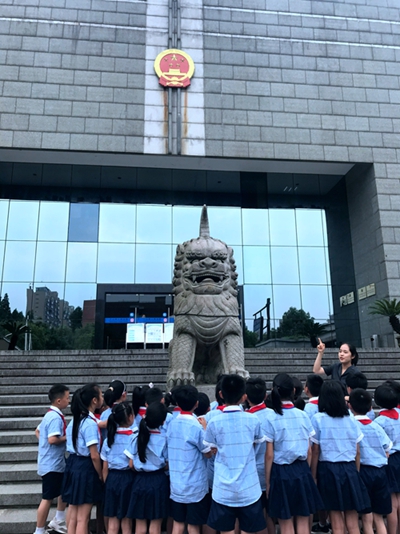 随着法院讲解员徐阿姨的介绍,同学们了解了法院门口的独角兽"獬豸"