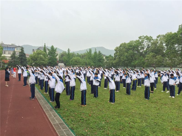 长兴县水口乡中学广播操跑操两操比赛气势如虹