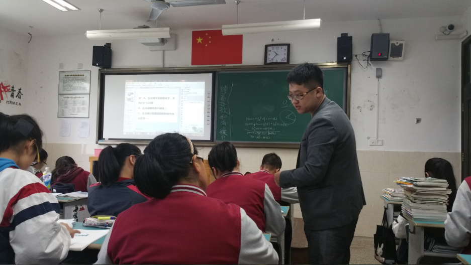宁波大学马克思主义学院的政治教师培训班一行15人到慈湖中学考察学习