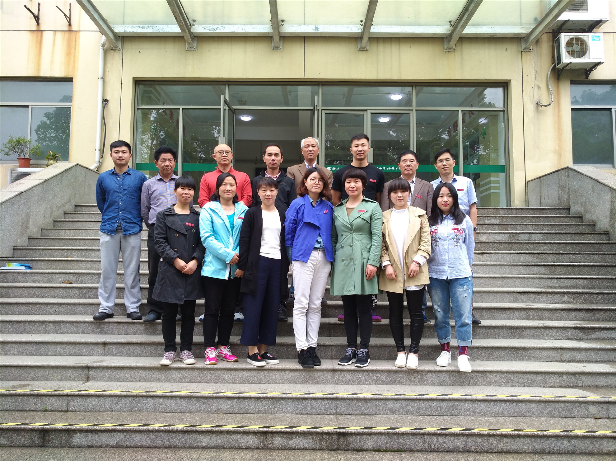 杨汛桥镇中心小学紫薇校区一学部全体老师合影