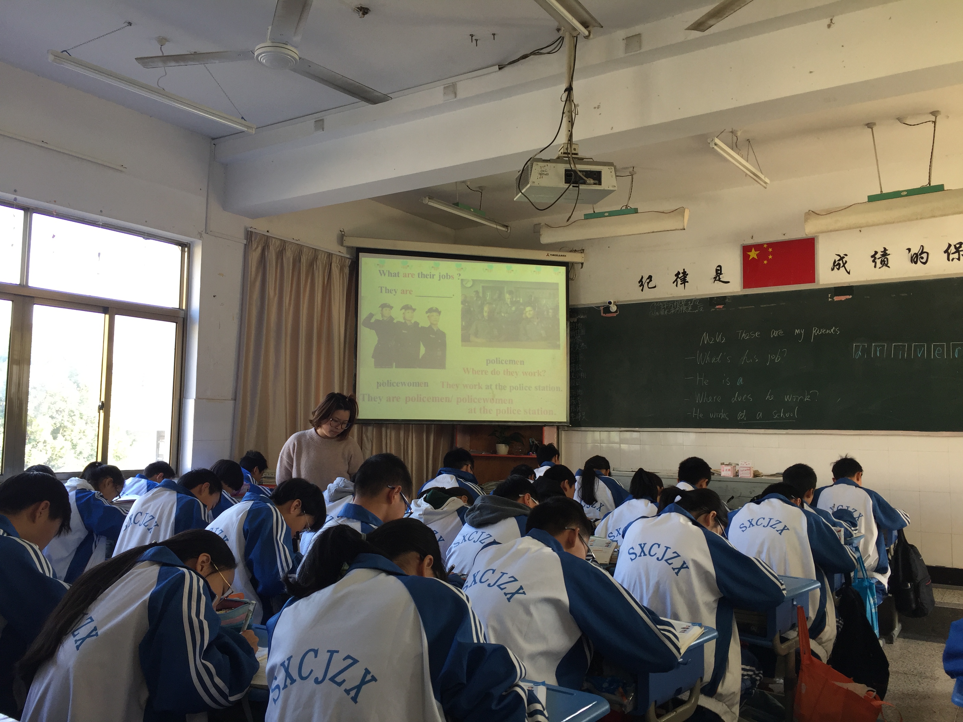 苏溪镇中举行新入职教师汇报课研讨活动