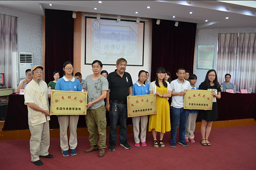 华舍中学强势推进非遗进课堂打造非遗传承教育基地