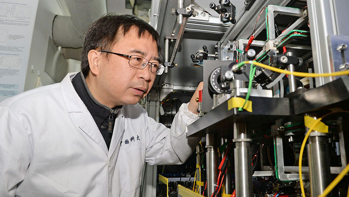 量子通讯的领跑者潘建伟"感动中国"(来源:新华网)