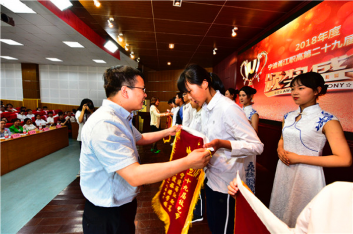 崇文厅中气氛热烈,歌声嘹亮,掌声此起彼伏,宁波甬江职高产教融合授牌