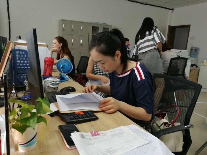 工作室成员曹卉,叶丹老师在主持人朱玲娇的带领下按公司上班时间准时