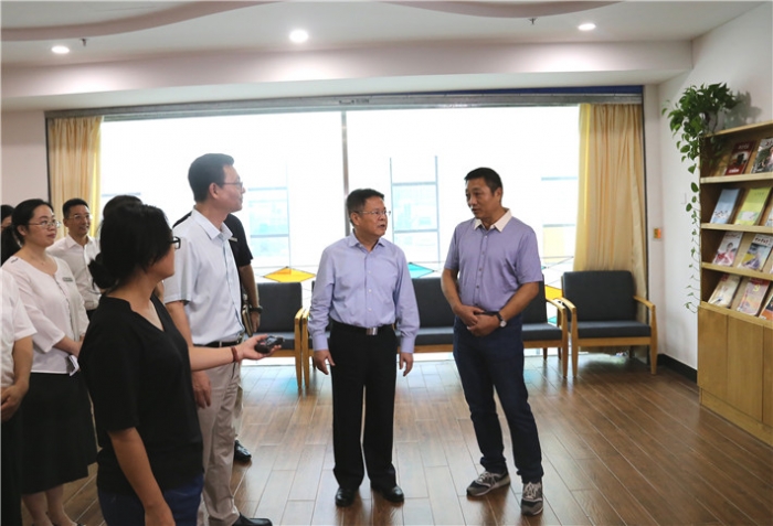 浙江省委副书记宁波市委书记郑栅洁一行来宁诺附中进行教师节慰问