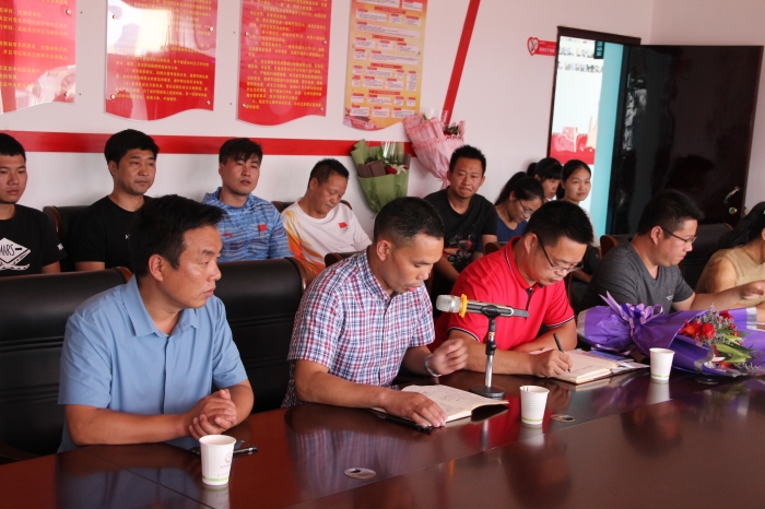 最后,由镇党委书记董立作重要讲话,他首先送上了温馨的节日问候:"老师