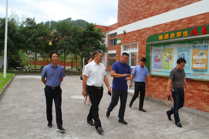 学生宿舍和学生食堂,在察看过程中,校长王国飞就学校学校安全稳定