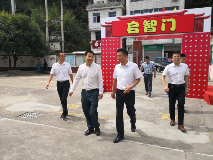 中共开化县委副书记政法委书记余尧正来到芹阳中心小学慰问教职员工