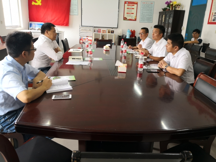 中共开化县委副书记政法委书记余尧正来到芹阳中心小学慰问教职员工