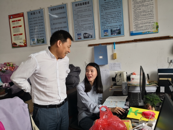 中共开化县委副书记政法委书记余尧正来到芹阳中心小学慰问教职员工