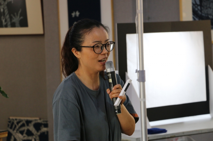 导师曹建林和学科带头人王言芳,张敏玉老师和现场,线上学生一起互动