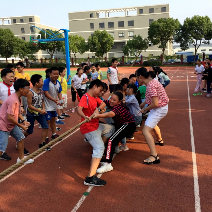 澥浦中心学校2018学年迎新拔河赛顺利进行