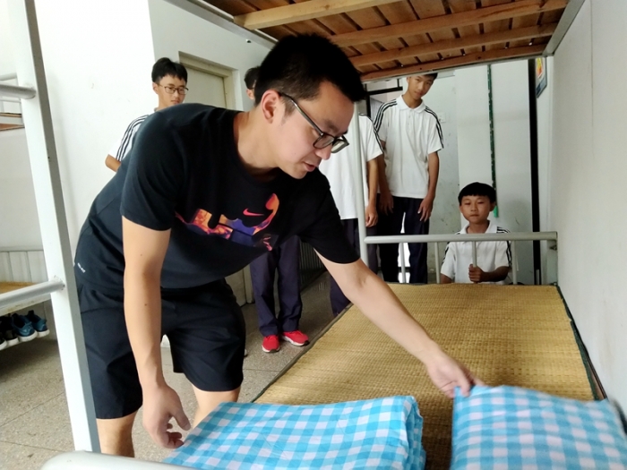 吕山中学党员联系寝室强化责任担当