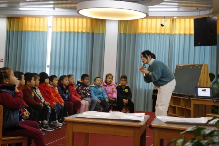 故事中小田鼠磨磨蹭蹭不肯睡觉,做出的一连串具有捉狭性的睡前行为,一