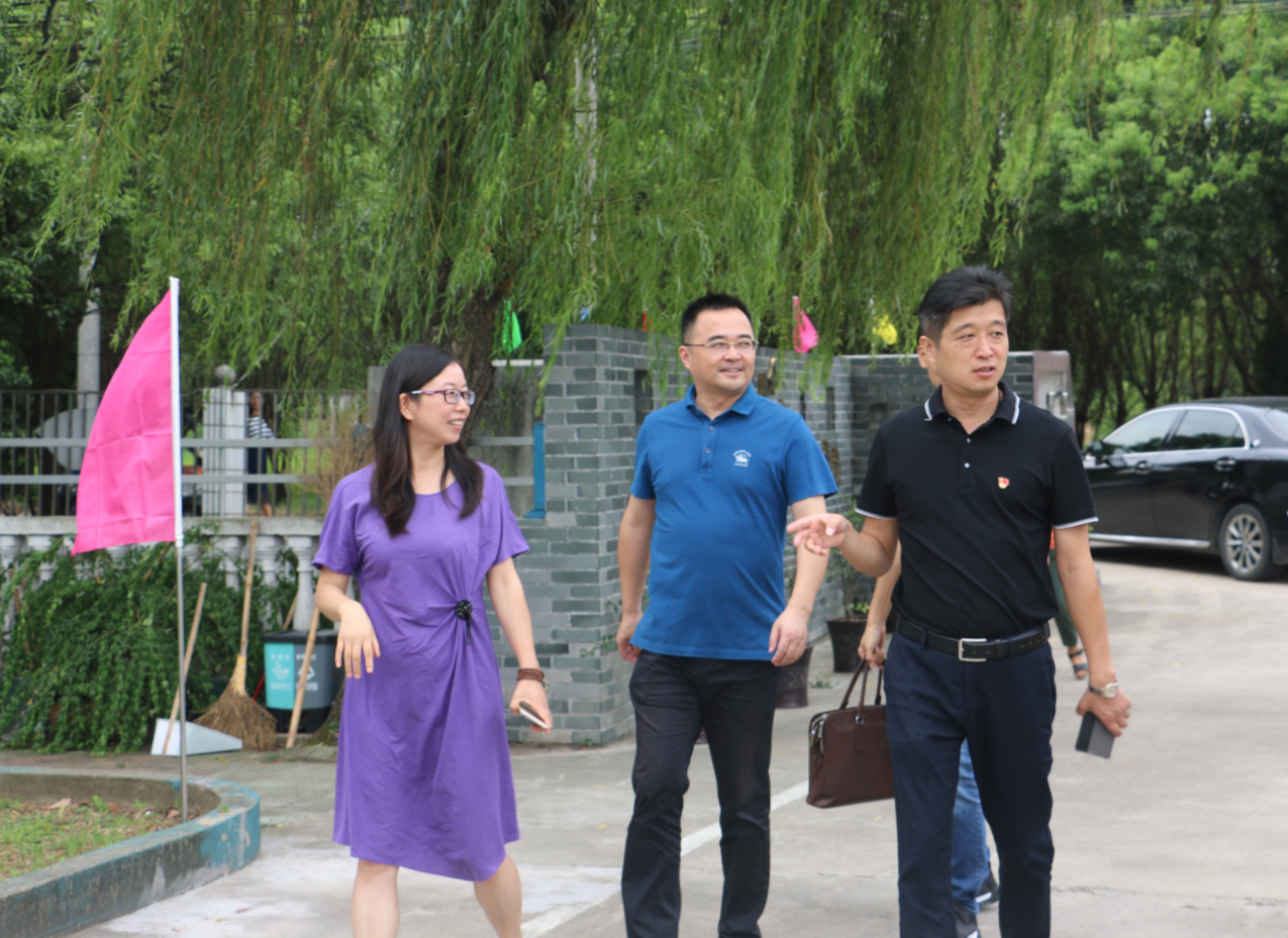 1/39月10日上午,在第34个教师节来临之际,长兴县开发委书记书记王伟新