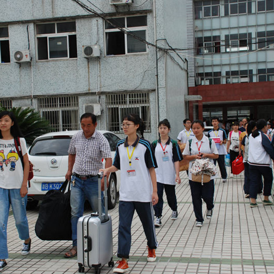 余姚一职校喜迎2017级新生报到入学