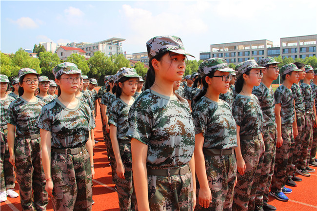 八月軍號沖天新生入我麾下長興中學2018級新生軍訓圓滿結束