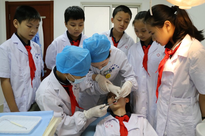 长兴四小学生体验牙医学习口腔保健