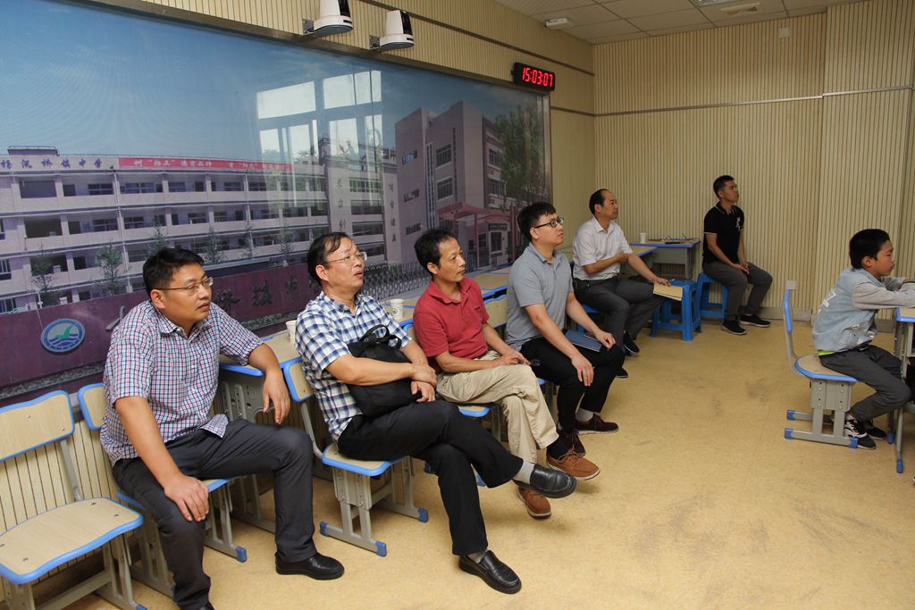省现代教育技术中心专家来校调研指导同步课堂.jpg