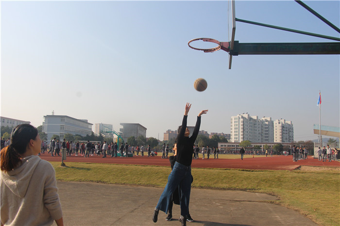 西坞中学工会举行教职工趣味投篮比赛