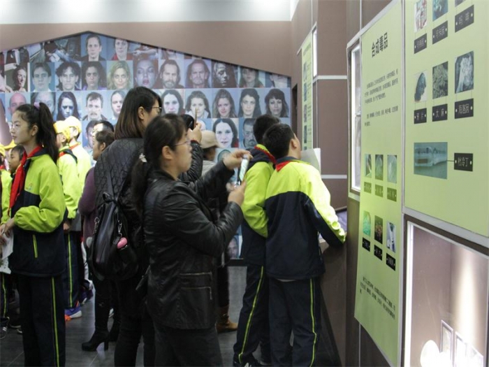 仁皇山小学健康人生绿色无毒师生及家长参观戒毒所教育基地活动