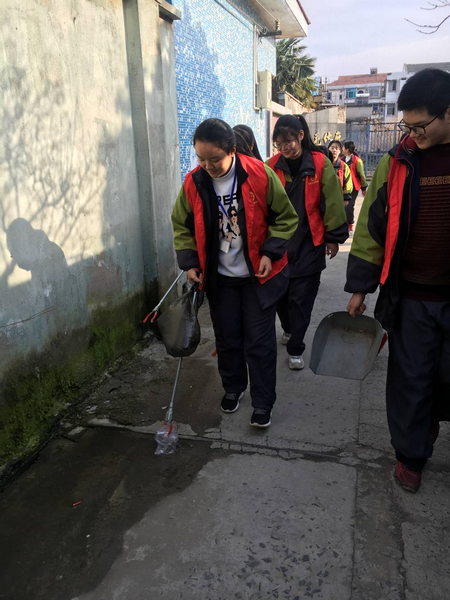 从小事做起与文明握手双林中学开展学雷锋日志愿服务