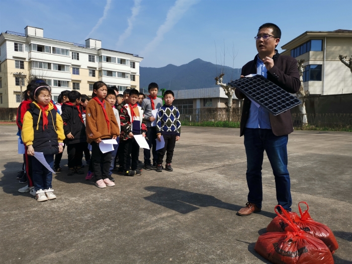 富春江小学:播下希望的种子,收获丰硕的果实