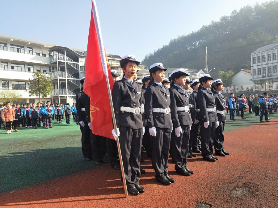 於潜二小举行少年女子交警中队成立仪式(厉斌)