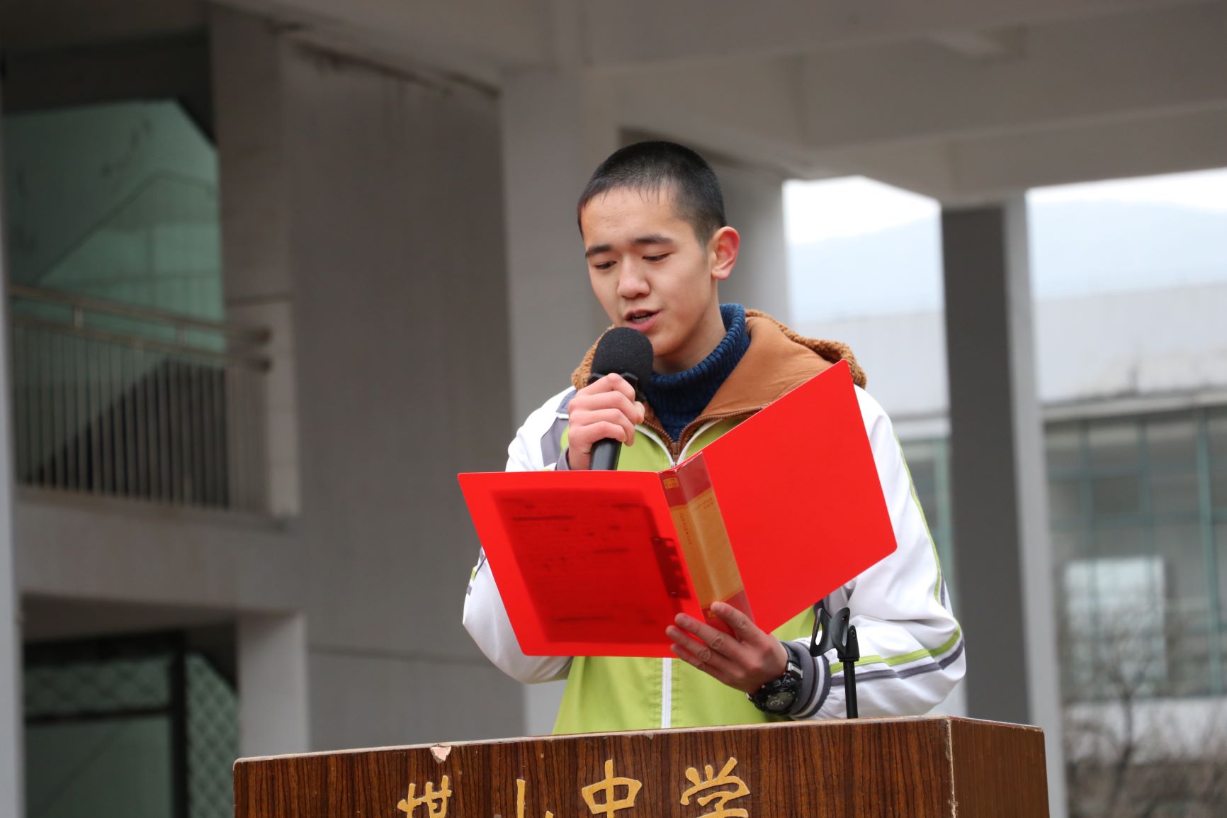 煤山中学举行奔跑追梦做有温度的煤中人为主题的开学典礼