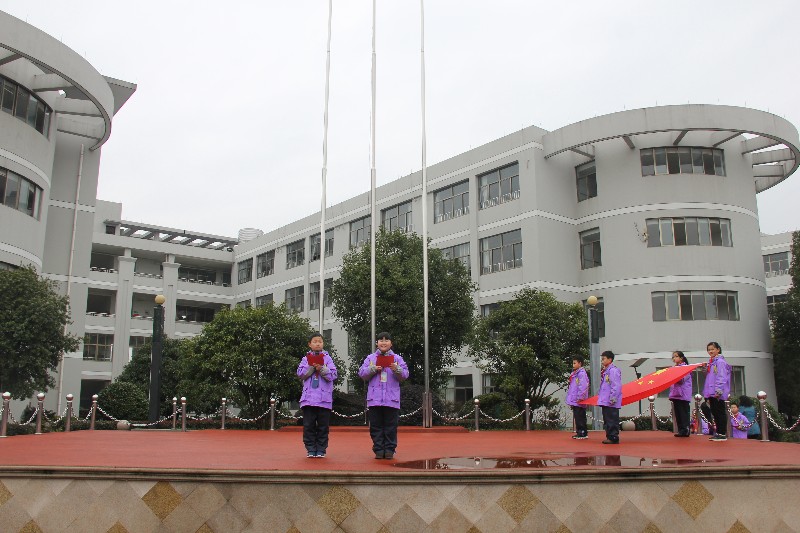 勇当小铁军传红色精神龙游县实验小学2018学年第二学期开学典礼