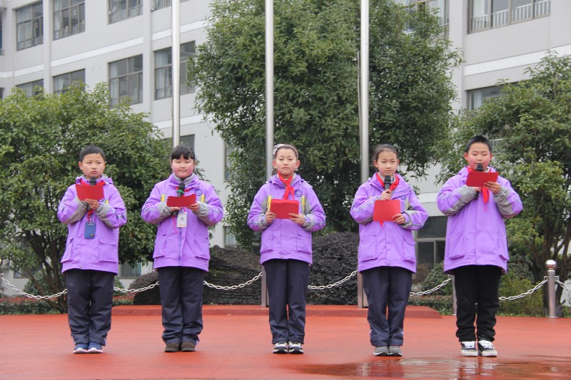 勇当小铁军传红色精神龙游县实验小学2018学年第二学期开学典礼