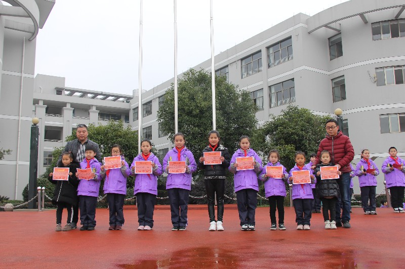 勇当小铁军传红色精神龙游县实验小学2018学年第二学期开学典礼