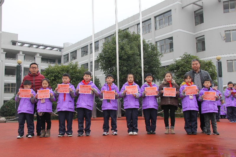 勇当小铁军传红色精神龙游县实验小学2018学年第二学期开学典礼