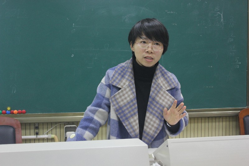 洪桥小学的青年教师王伟婷和长兴四小的骨干教师周燕分别执教了教研课