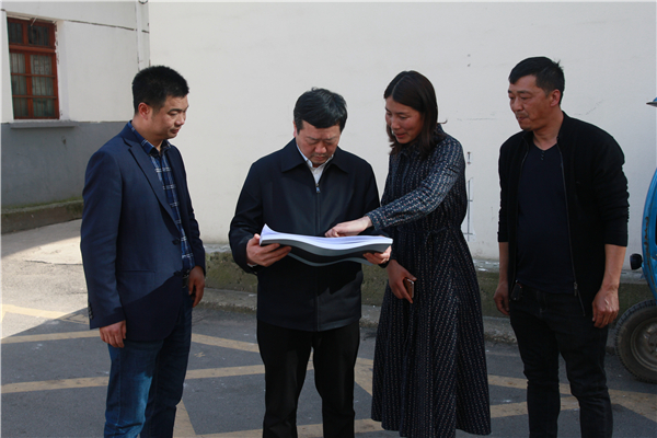 县领导虞振贤,赵仕党到岩头中小指导安全生产工作