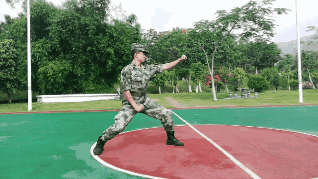 第一式:弓步出拳练习了军体拳.