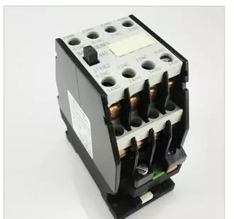 一个最重要的区别就是接触器都有灭弧装置,而继电器没有的