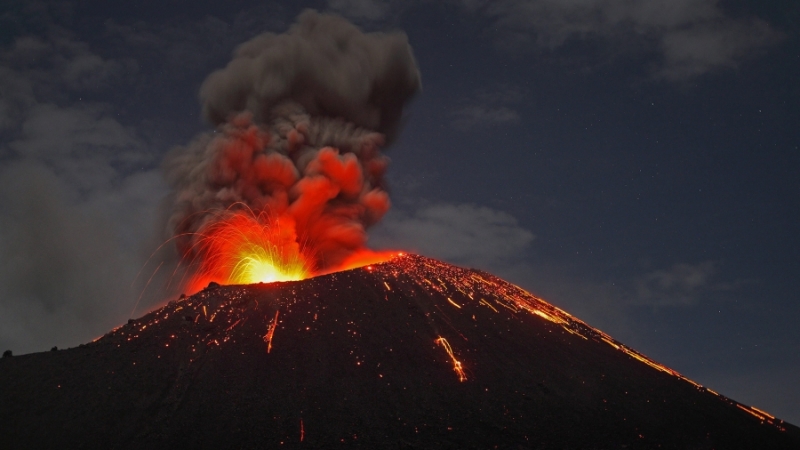 苏门答腊海岸正在喷发的喀拉喀托火山,印度尼西亚