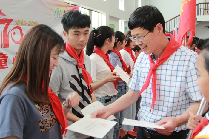 仁皇山小学开展辉煌70载童心助力新时代入队活动